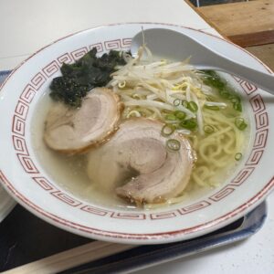奄美大島の港町で働く人々に愛される町中華「味華」の塩ラーメン。澄んだスープが美しい一杯（シマ中華 町乃華菜子）