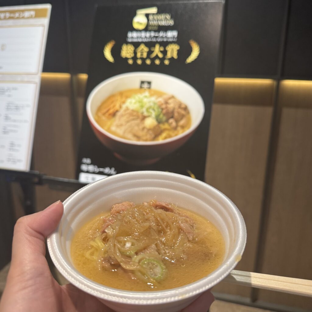 「宅麺ラーメンアワード2025」総合大賞のらーめん大島の試食